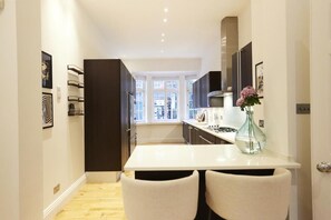 Fridge, microwave, oven, stovetop - Luxury Central London Apartment With 4 Bedrooms (London)