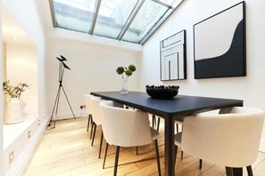 Dining - Luxury Central London Apartment With 4 Bedrooms (London)