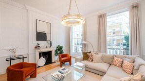 Living area - Luxury Central London Apartment With 4 Bedrooms (London)