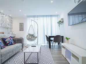 Apartment | Wohnbereich | Fernseher