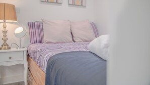 A neatly arranged bedroom with a bed, bedside table, lamp, and a mirror. - Chic and Cheerful pad in Sheffield City (Sheffield)