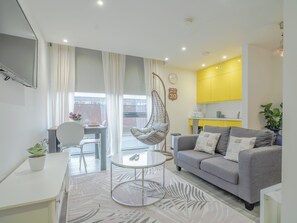 Apartment | Living area | TV - Chic and Cheerful pad in Sheffield City (Sheffield)