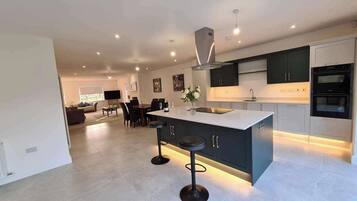 House | Dapur peribadi | Peti sejuk, ketuhar gelombang mikro, ketuhar, dapur