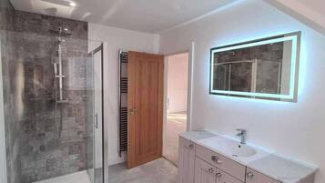 House | Bathroom | Separate tub and shower, deep soaking tub, free toiletries, hair dryer