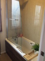 Bañera y ducha independientes, bañera profunda, secador de pelo