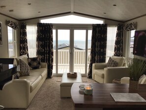 Chalet | Oleskelualue | Televisio, takka