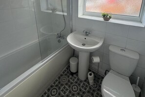 Regadera, toallas, papel de baño 