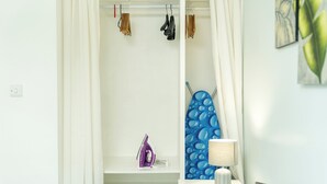 Unclassified image, 2 of 16, button - Crawley Stainer 1-bedroom With Parking and Garden (Crawley)