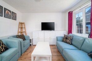 Apartment | Living area | TV - Crawley Stainer 1-bedroom With Parking and Garden (Crawley)