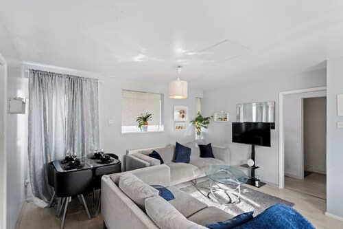 3 Bed Home w/ 2 Bathrooms &free Parking Sleeps 6