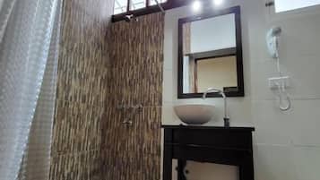 Quarto casal, banheiro privativo | Banheiro | Chuveiro, secador de cabelo, toalhas de banho, sabonete