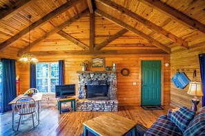 TV, fireplace - Lake View Cabin for 2 (Garfield)