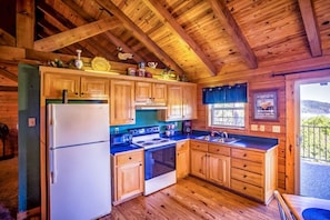 Coffee/tea maker, fridge, microwave, oven - Country Blue Lake View Log Cabin (Garfield)