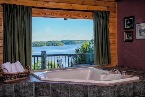 Cedar Bluff Lake View Log Cabin