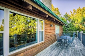 Outdoor dining - Amazing Lake View Cabin (Garfield)
