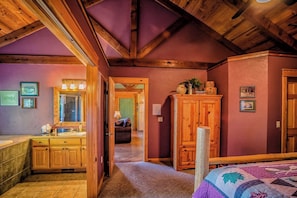 3 bedrooms, iron/ironing board, WiFi (free), bed sheets