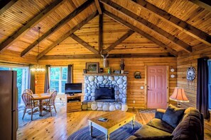 Smart TV, fireplace - Gorgeous View Log Cabin (Garfield)