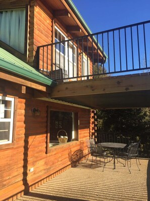 Outdoor dining - Gorgeous View Log Cabin (Garfield)