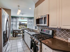 Fridge, microwave, oven, stovetop - Waterfront Condo 2-bedrooms with AC, Kitchen and all amenities in Seattle (Seattle)