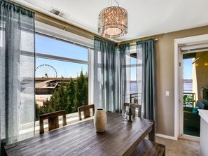 Dining - Waterfront Condo 2-bedrooms with AC, Kitchen and all amenities in Seattle (Seattle)