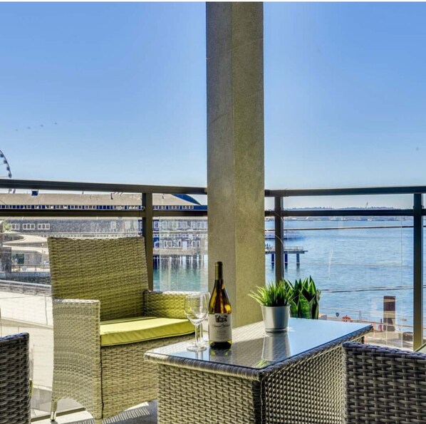 Property grounds - Waterfront Condo 2-bedrooms with AC, Kitchen and all amenities in Seattle (Seattle)