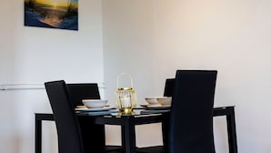 Apartment | Dining - 2 Bedrooms-6guests-veryspacious-freeparking-wifi (London)