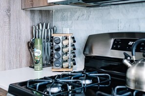 Cookware/dishes/utensils - SLC Downtown Welcoming 2Bd 1Ba Strong WiFi (Salt Lake City)
