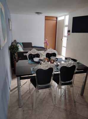 Maison, 3 chambres, fumeur, patio | Salle à manger