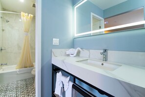 DELUXE KING ROOM | حمام | مستلزمات مجانية للعناية الشخصية، مناشف، صابون، شامبو