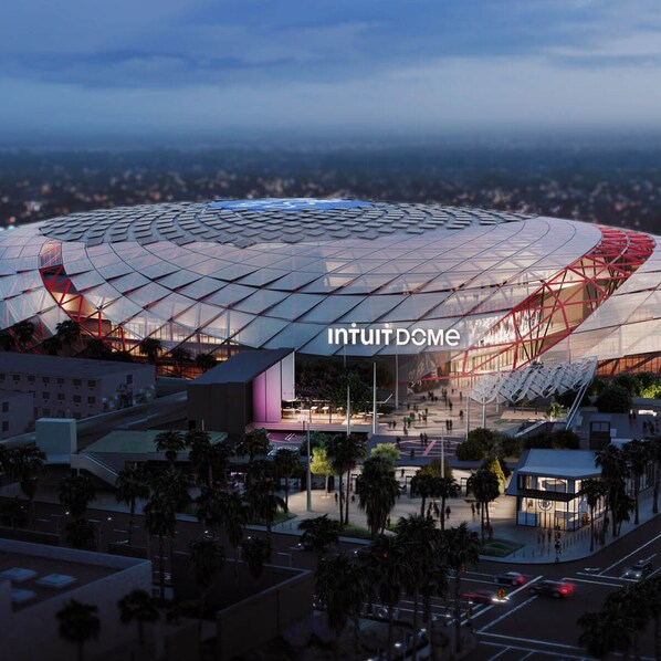 Een modern stadion met een opvallende dakconstructie en de naam 'Intuit Dome'.