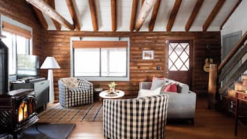 Een smart-tv, een open haard, een dvd-speler en tafelvoetbal