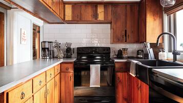 Een koelkast, een magnetron, een oven, een kookplaat