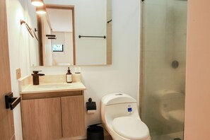 Hair dryer, towels, soap, toilet paper - Room #7 Hotel Dunia Bocagrande (Cartagena de Indias)