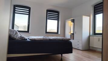 1 Schlafzimmer, Schreibtisch, Bügeleisen/Bügelbrett, Reisekinderbett