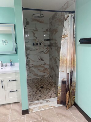 Shower, jetted bath, hair dryer, towels - Historically Renovated, Spacious, 5-bdrm, 4-bath, 10-Bed, Game Room, Jetted Tub (Eau Galle)