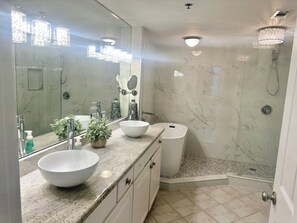 Shower, hair dryer, towels, soap - Destin Oceanfront Condo 3 Bed 3 Bath (Destin)