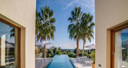 Spacious Villa With Infinity Pool
