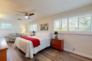 3 slaapkamers, een strijkplank/strijkijzer, internet, beddengoed