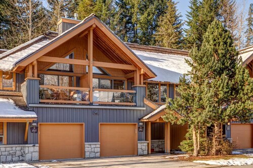 3BD Village Townhome With Views