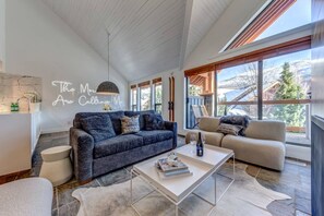 Télévision, cheminée