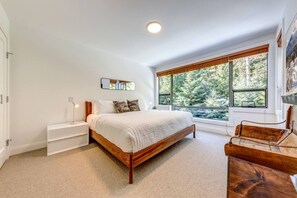 3 slaapkamers, een bureau, een strijkplank/strijkijzer, reisbedje