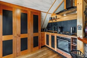 Kühlschrank, Mikrowelle, Herdplatte, Geschirrspüler