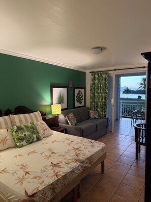 Fernseher, Tischtennisplatte, Bücher