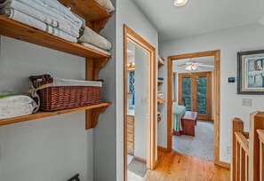 3 Schlafzimmer, Reisekinderbett, kostenloses WLAN, Bettwäsche
