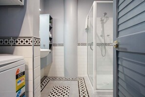 Secador de pelo, toallas