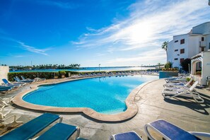 Outdoor pool, pool umbrellas, sun loungers - Apartamentos Carabela Alcudia (Alcúdia)