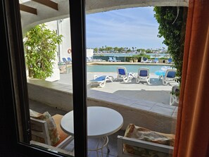 Outdoor pool, pool umbrellas, sun loungers - Apartamentos Carabela Alcudia (Alcúdia)