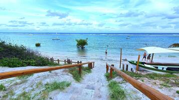 Na praia, areia branca