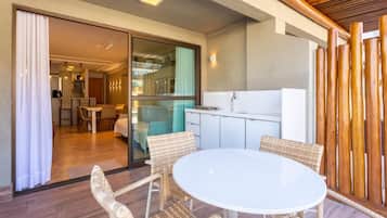 Luxury Apartment | Outdoor dining