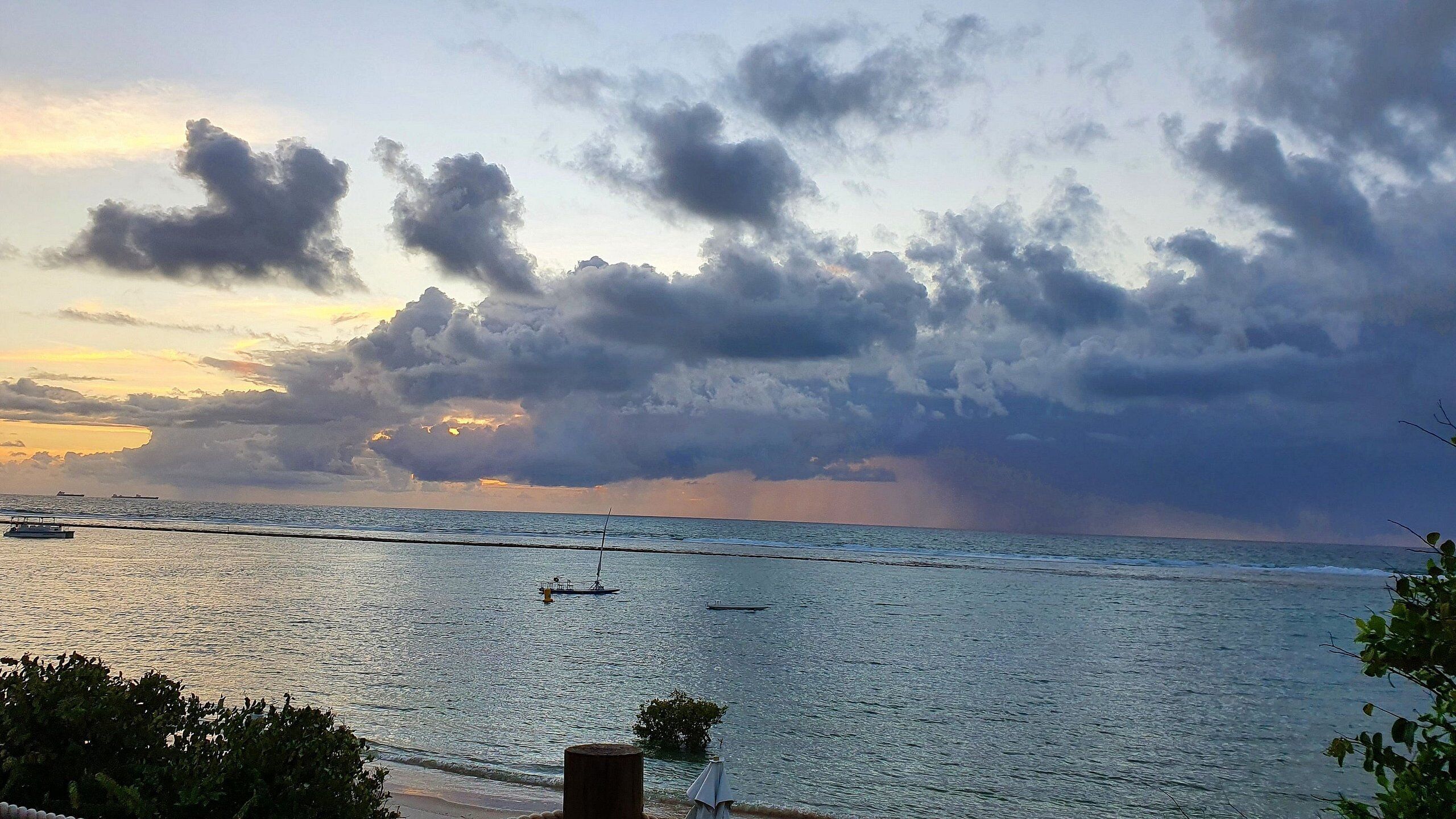 บนชายหาด, ทรายสีขาว